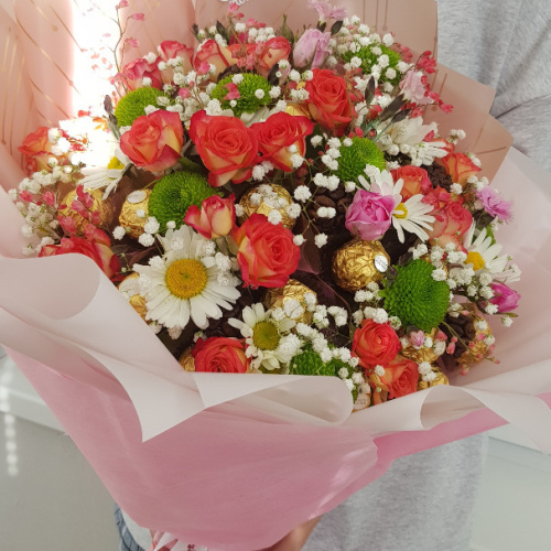 БУКЕТЫ ИЗ КОНФЕТ И ЖИВЫХ ЦВЕТОВ